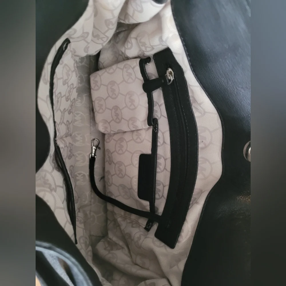 Michael Kors Hamilton Large Black Leather Tote Bag - Picture 8 of 9